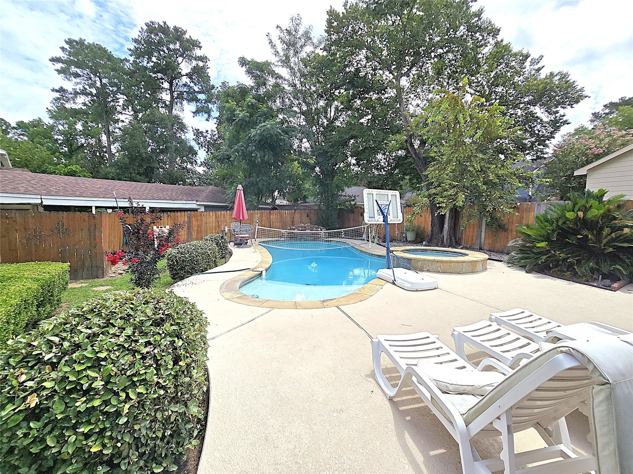 560 Brandon Road Conroe, TX 77302 - Photo 38 of 45 a view of a backyard with sitting area