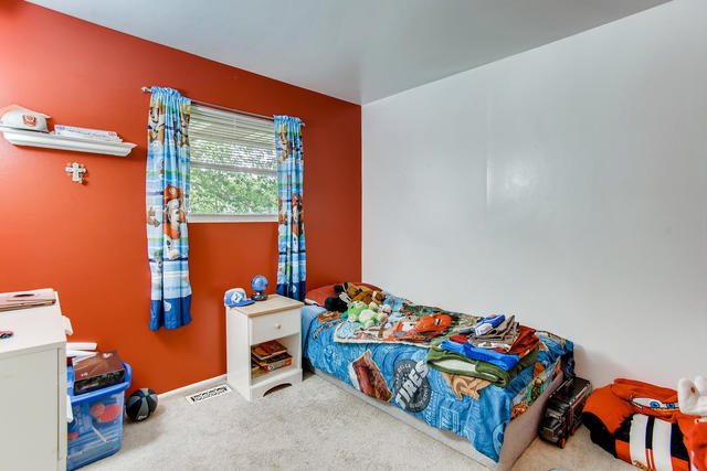 145 South Pinecrest Road Bolingbrook, IL 60440 - Photo 8 of 17 a children room with toys and toys