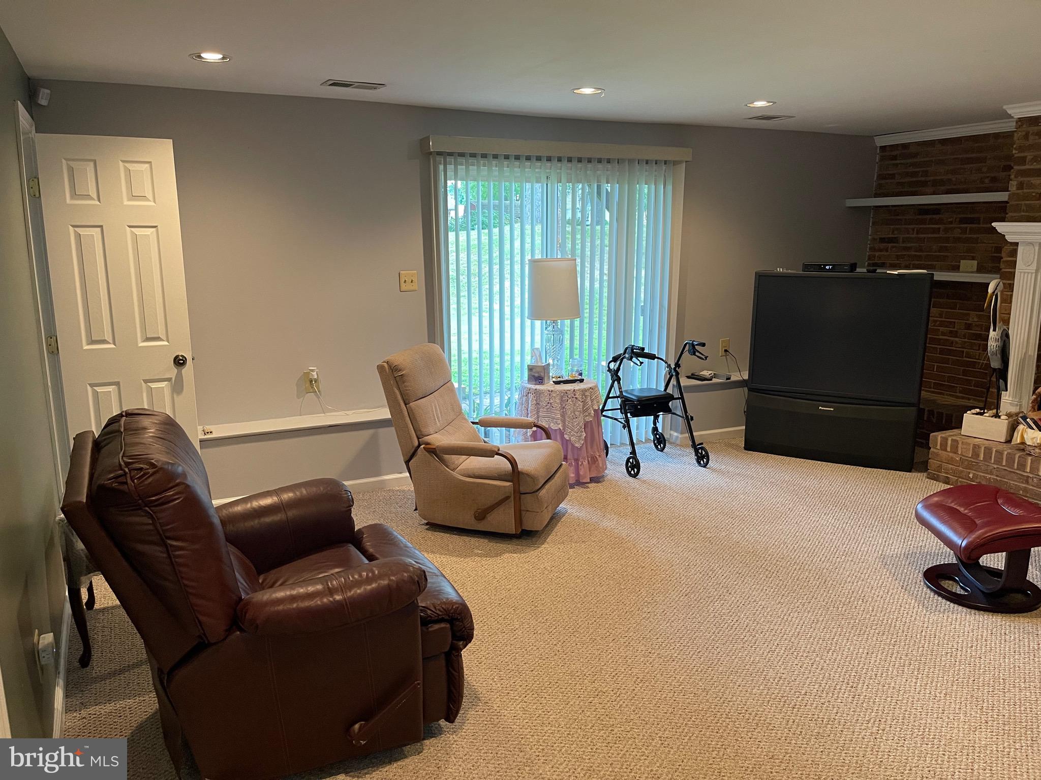 4010 Winlee Road Randallstown, MD 21133 - Photo 31 of 41 a living room with furniture a flat screen tv and a window