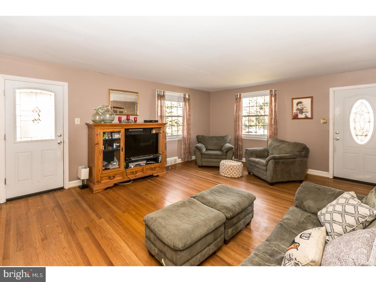 184 Sycamore Road Havertown, PA 19083 - Photo 4 of 21 Living Room