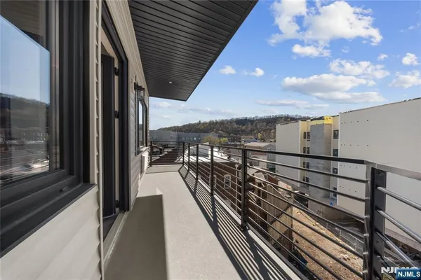 $2,150 | 87-89 Mary Street, Unit 504, Paterson, NJ 07503