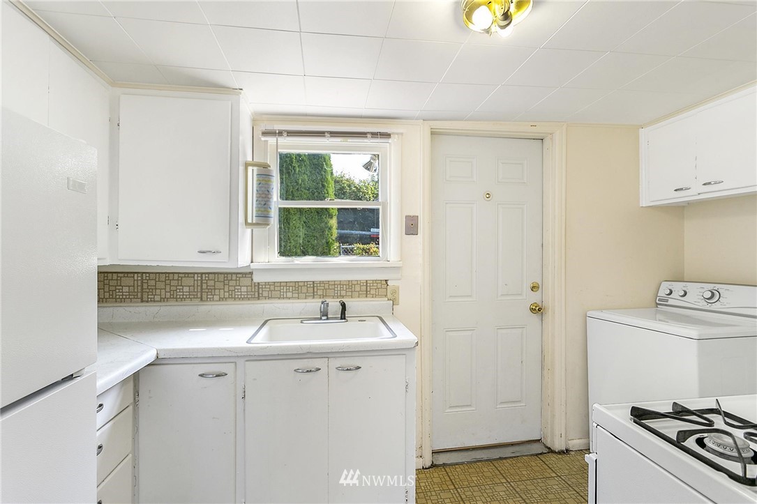 1114 Perry Avenue Bremerton, WA 98310 - Photo 9 of 21 Gallery Image 9