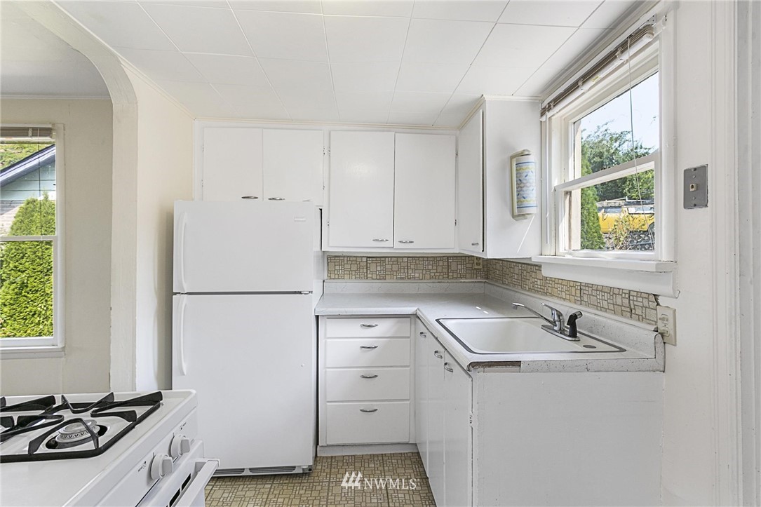1114 Perry Avenue Bremerton, WA 98310 - Photo 10 of 21 Gallery Image 10