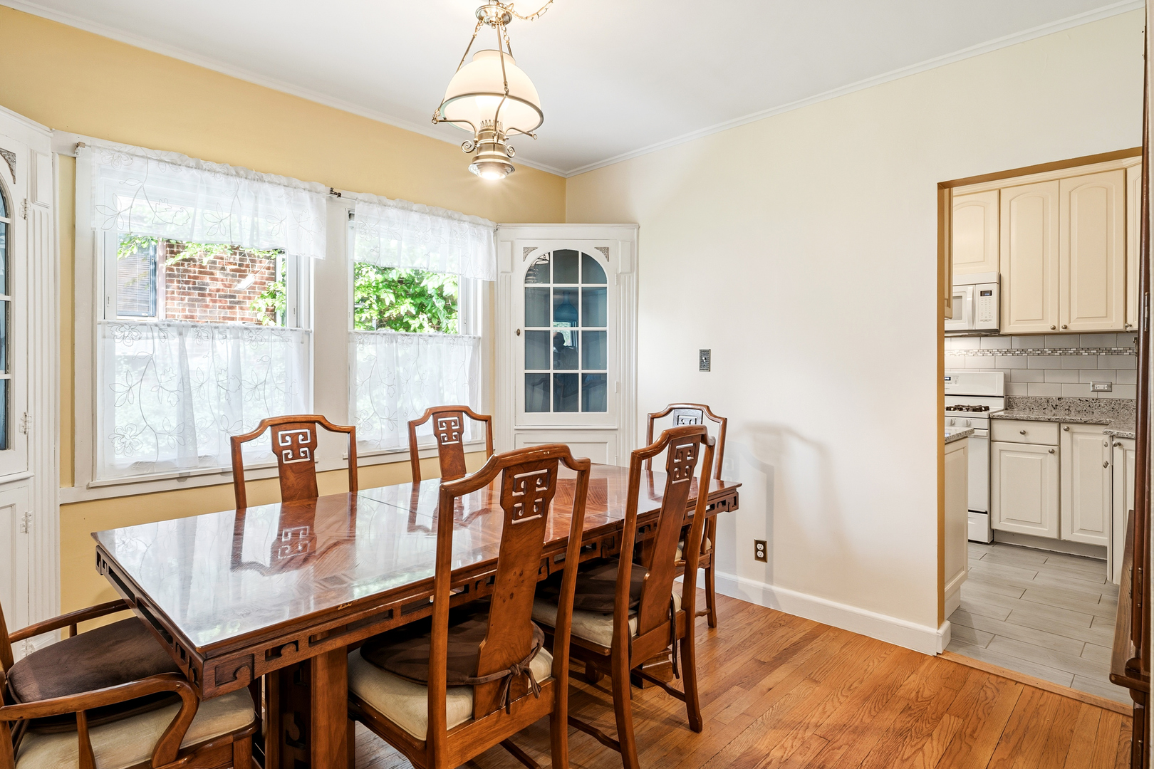 389 Addison Road Riverside, IL 60546 - Photo 8 of 29