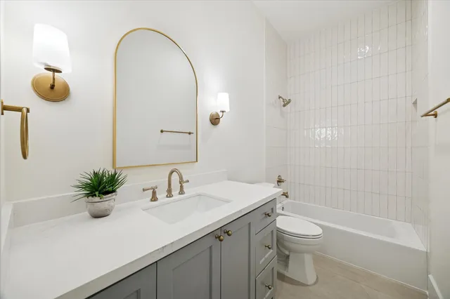 a view of a yard in front of house