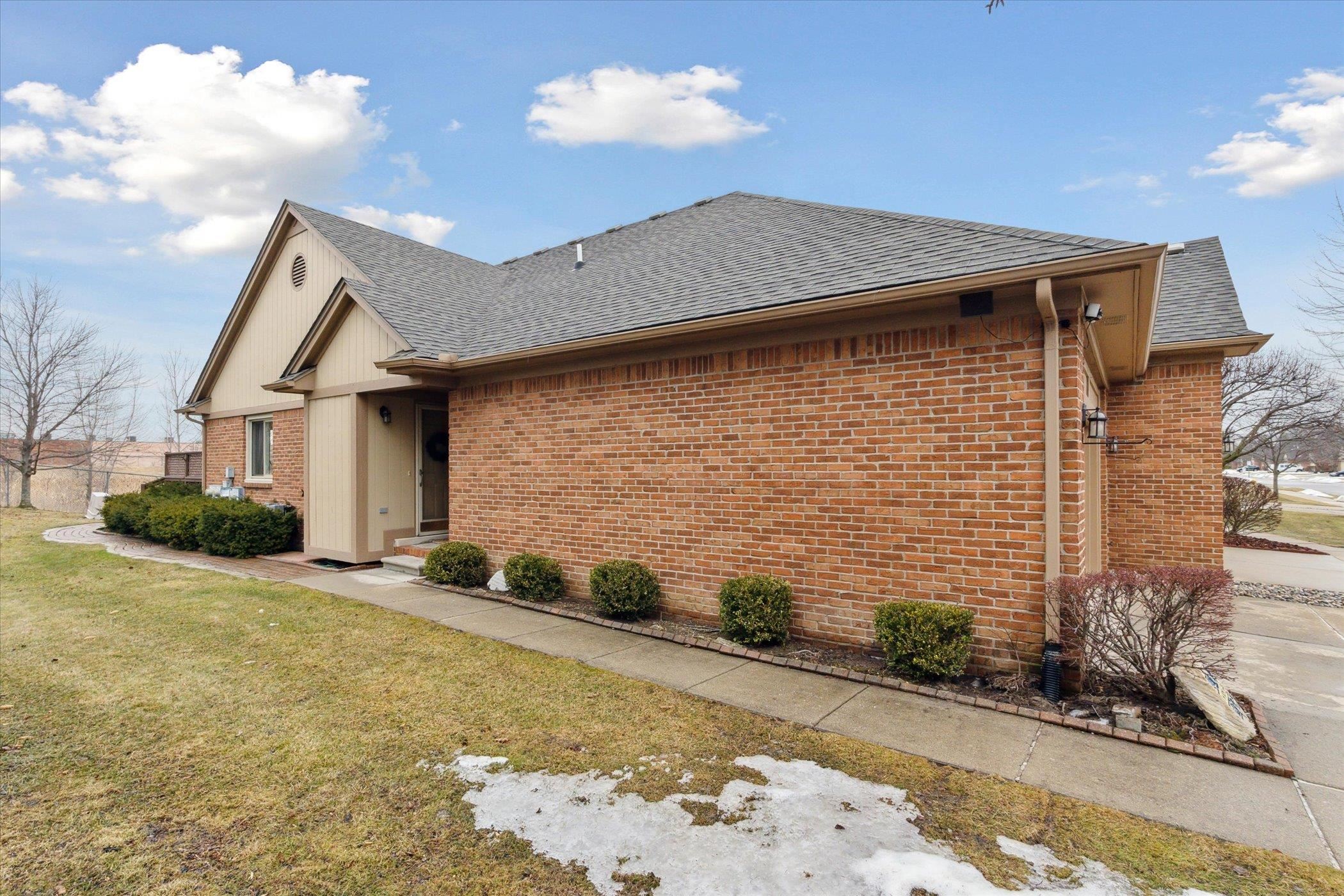 16615 Country Ridge Lane Macomb, MI 48044 - Photo 5 of 49 50167583-F7C0F412-65D6-428C-8C3B-D561460B5E84.JPG