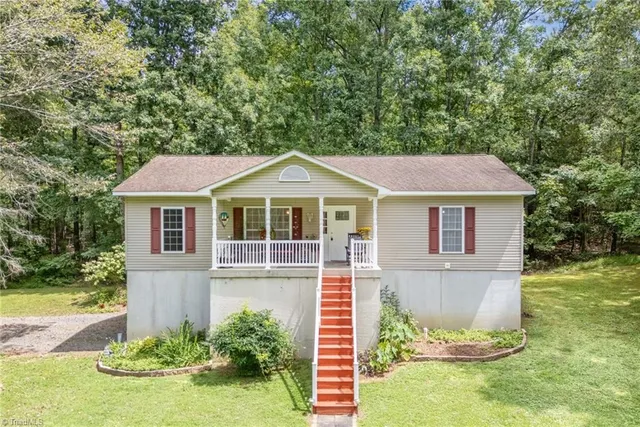 $299,500 | 634 East Swannanoa Avenue, Liberty, NC 27298