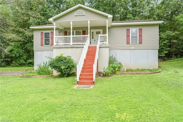 $299,500 | 634 East Swannanoa Avenue, Liberty, NC 27298