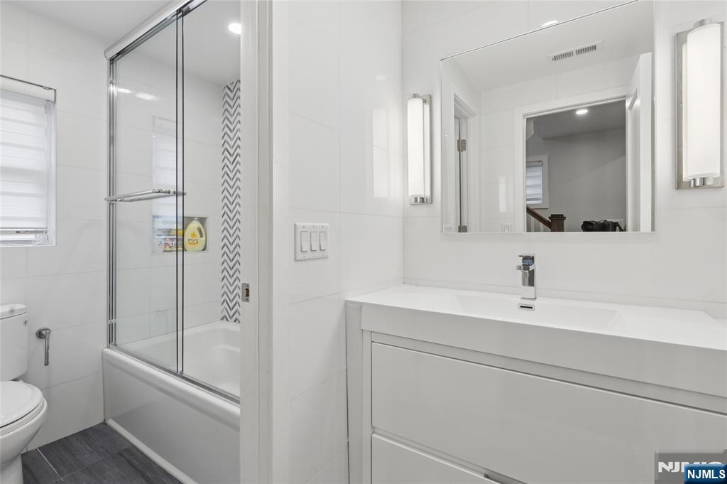 373 Briarcliffe Road Teaneck, NJ 07666 - Photo 17 of 29