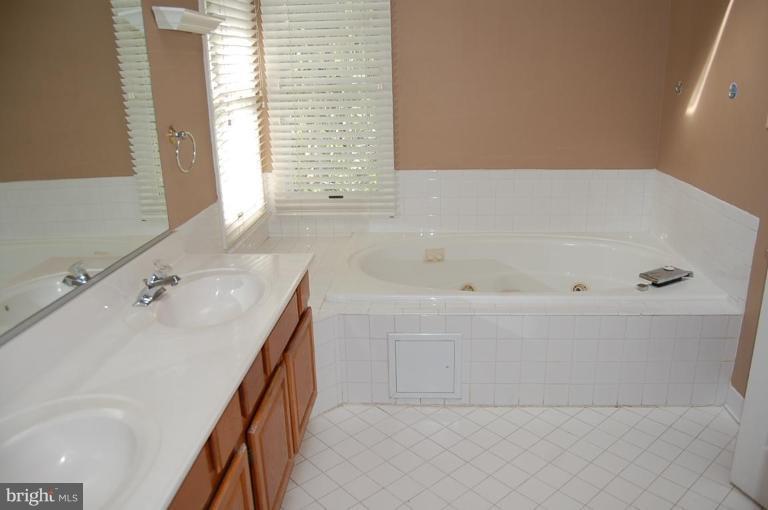 18856 Falling Star Road Germantown, MD 20874 - Photo 10 of 16 Master Bath