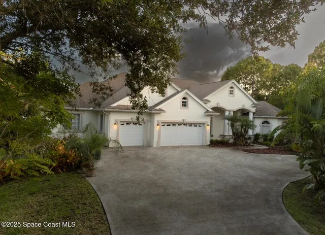 a view of a house with a yard and garage