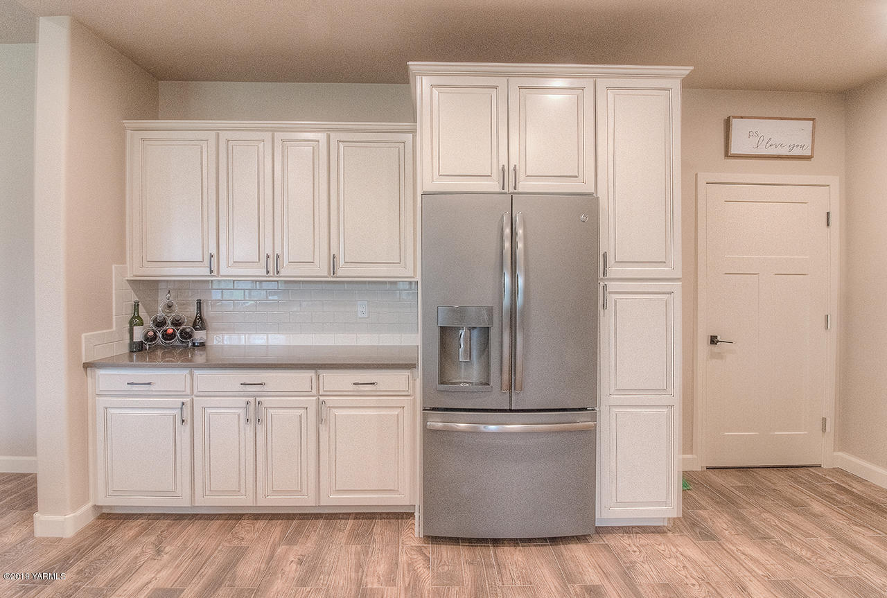 9202 Coolidge Road Yakima, WA 98903 - Photo 11 of 45 a kitchen with cabinets and stainless steel appliances