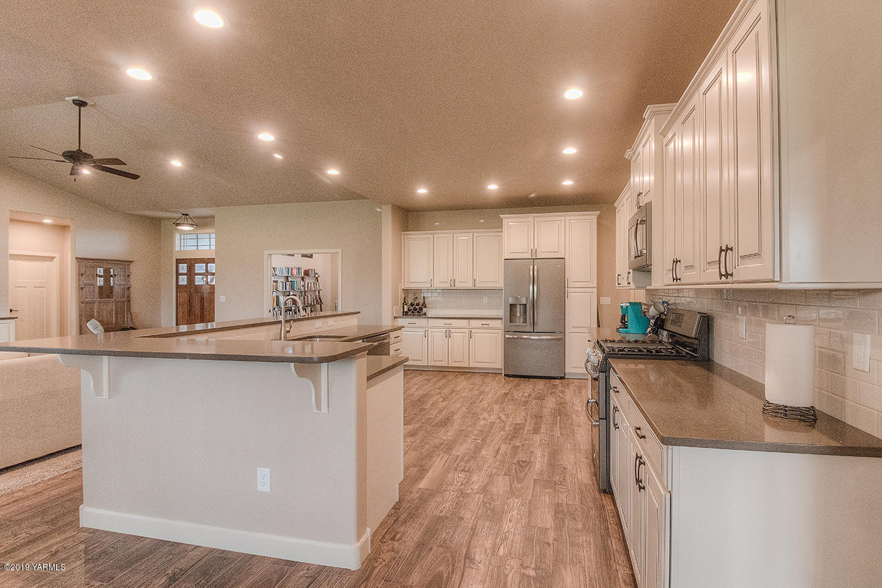 9202 Coolidge Road Yakima, WA 98903 - Photo 13 of 45 a kitchen with stainless steel appliances granite countertop a sink stove and refrigerator