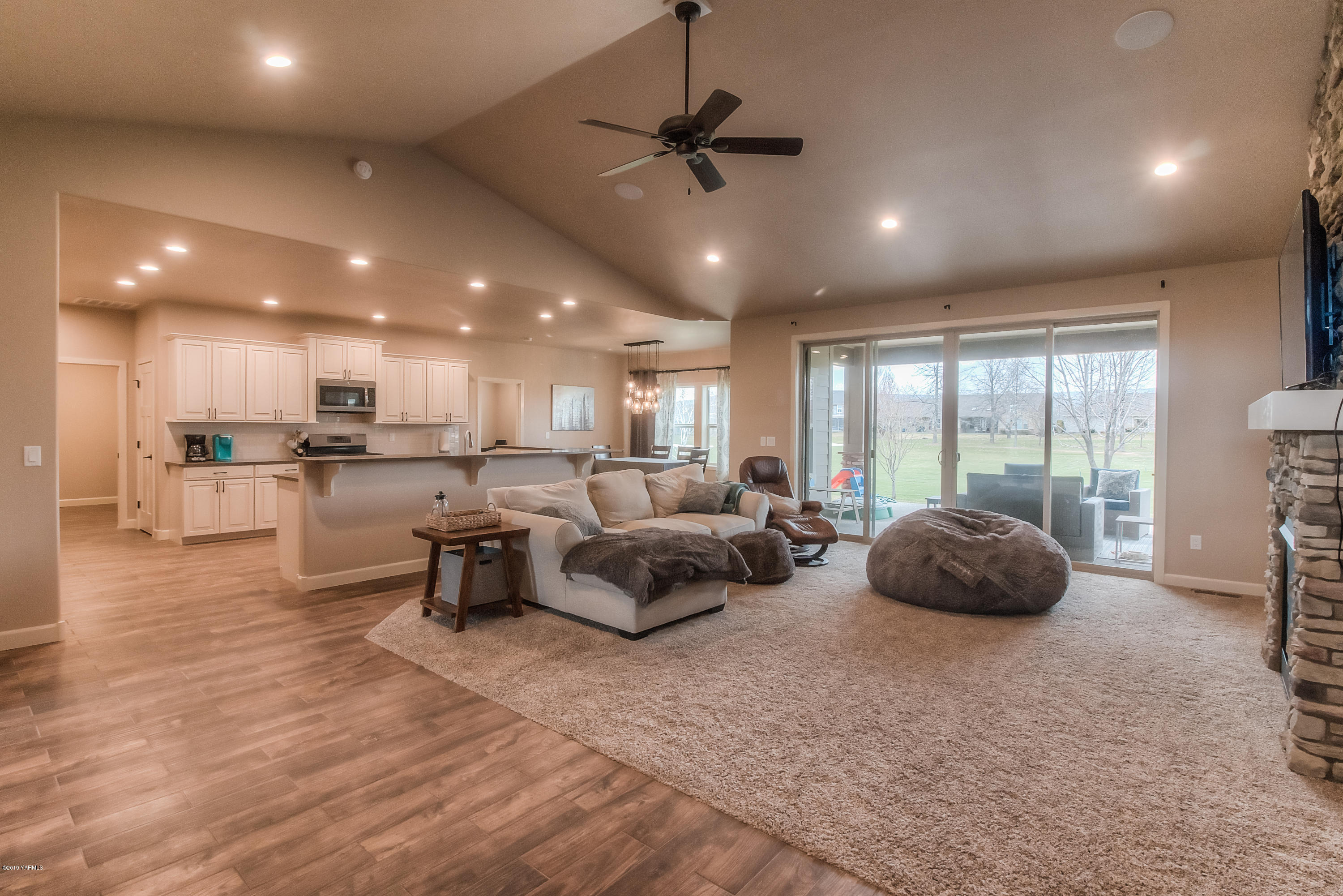 9202 Coolidge Road Yakima, WA 98903 - Photo 3 of 45 a living room with furniture and a large window