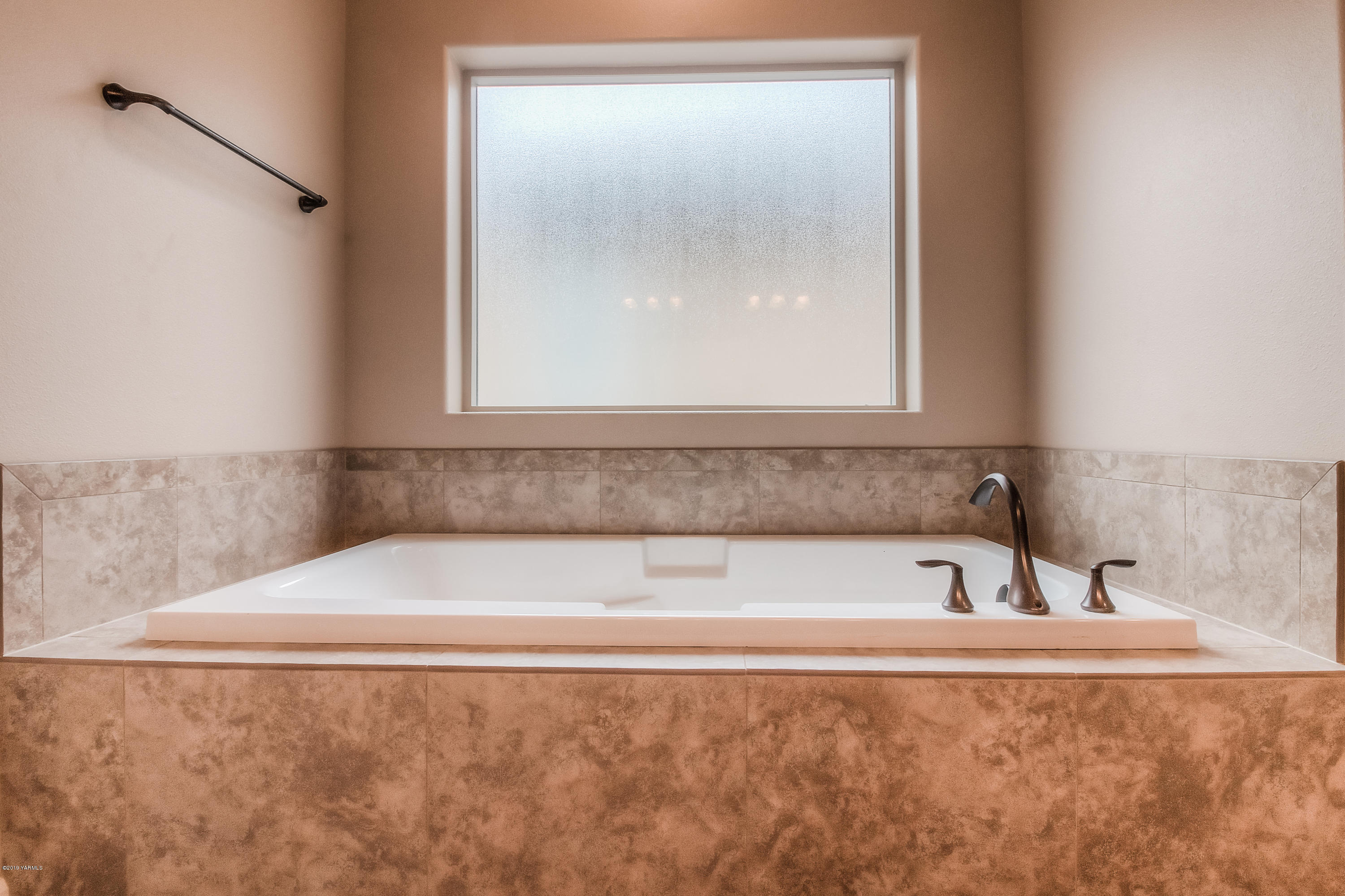 9202 Coolidge Road Yakima, WA 98903 - Photo 22 of 45 a bathroom with a bathtub