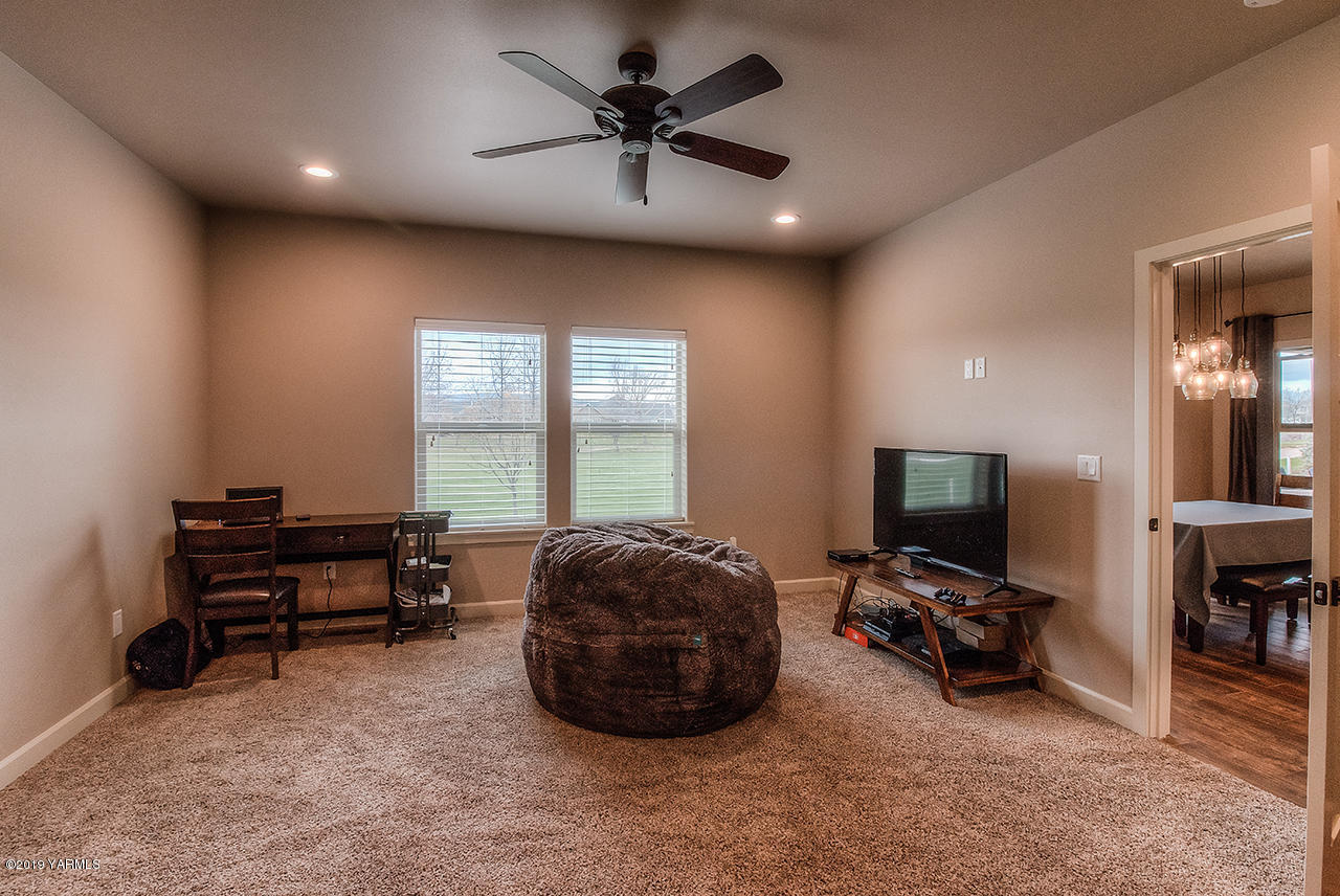 9202 Coolidge Road Yakima, WA 98903 - Photo 24 of 45 a room with furniture and a flat screen tv