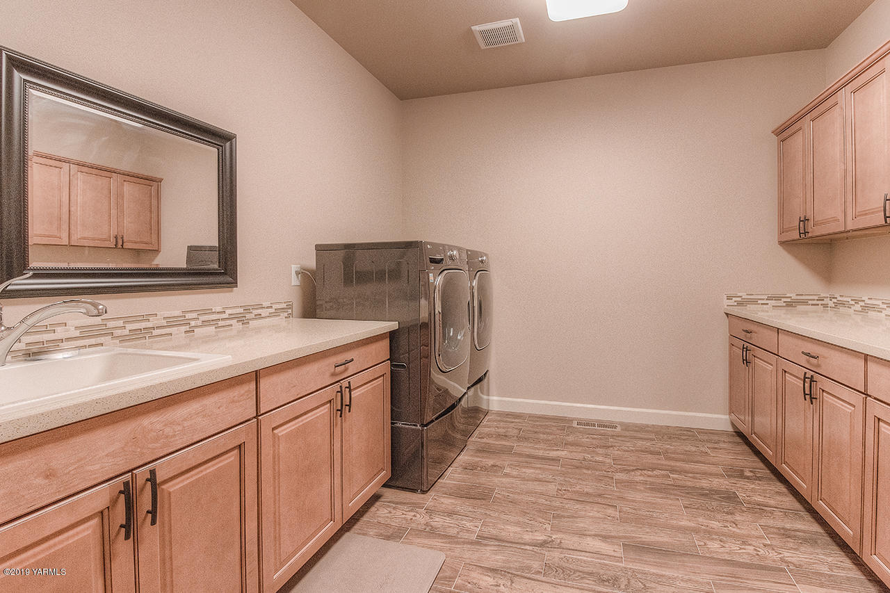 9202 Coolidge Road Yakima, WA 98903 - Photo 29 of 45 a view of a kitchen with electric appliances