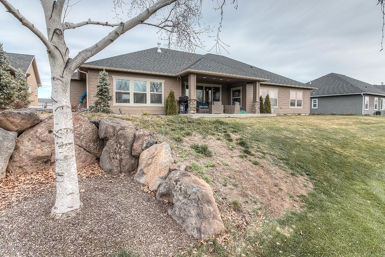 9202 Coolidge Road Yakima, WA 98903 - Photo 31 of 45 a front view of a house with a garden