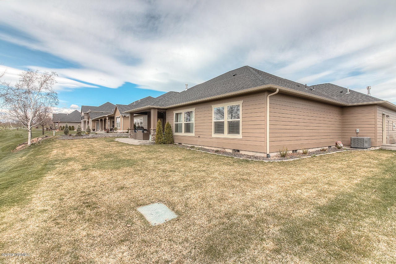 9202 Coolidge Road Yakima, WA 98903 - Photo 33 of 45 a view of a house with a yard and garage