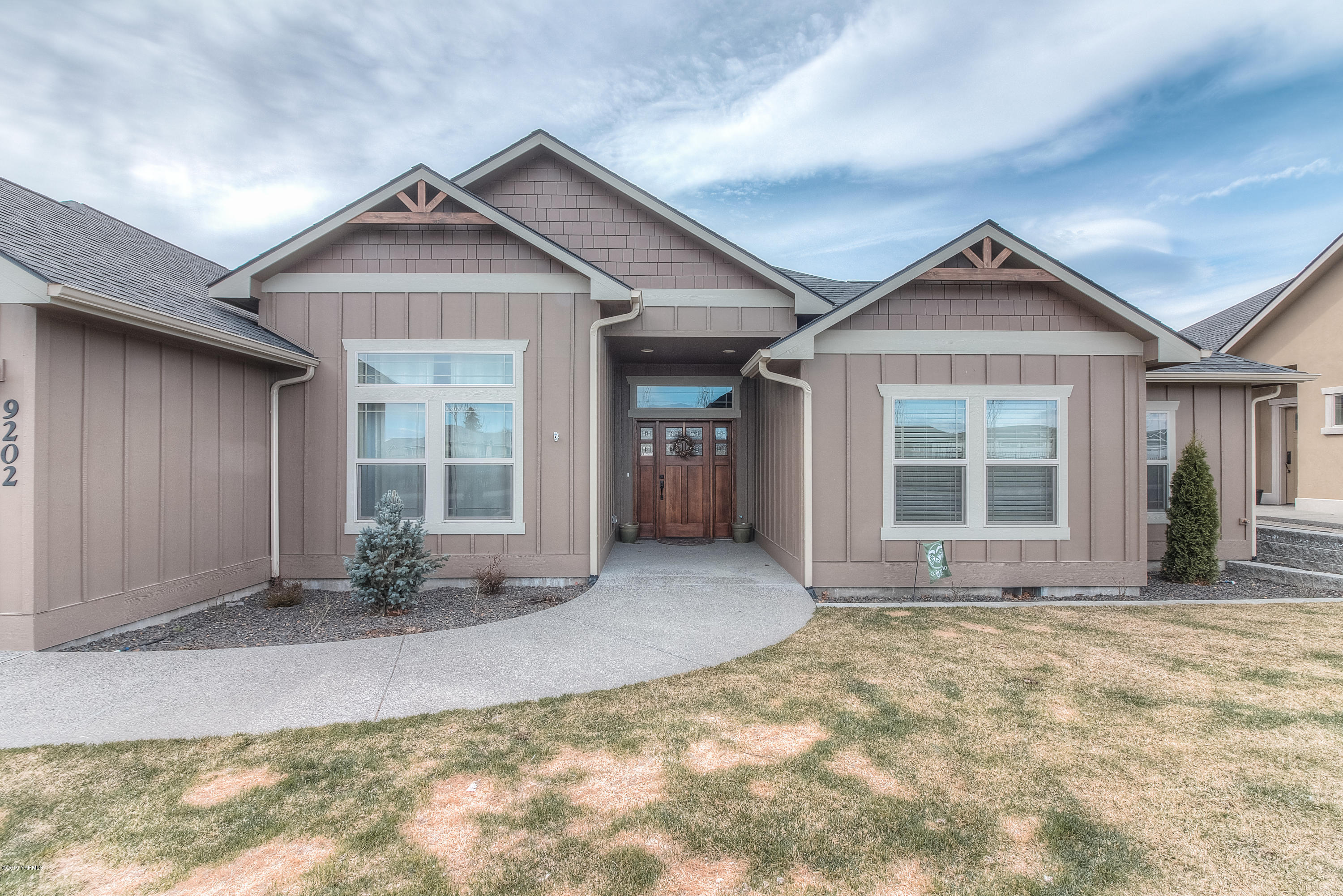9202 Coolidge Road Yakima, WA 98903 - Photo 35 of 45 a front view of a house with a yard and garage