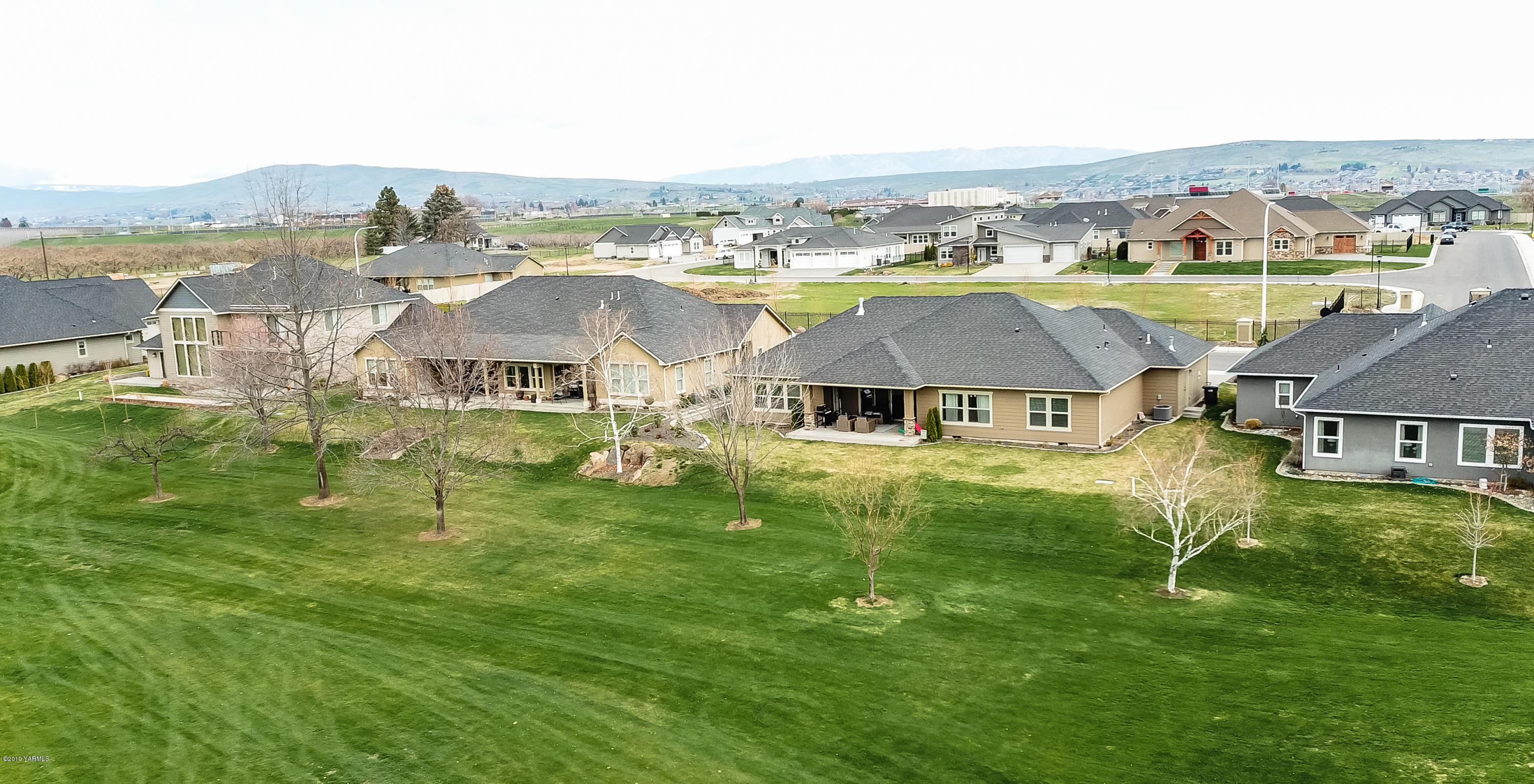 9202 Coolidge Road Yakima, WA 98903 - Photo 40 of 45 a view of a town with residential houses