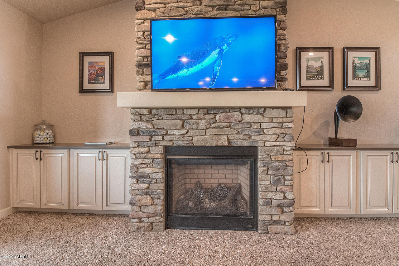 9202 Coolidge Road Yakima, WA 98903 - Photo 5 of 45 a view of a fireplace with window