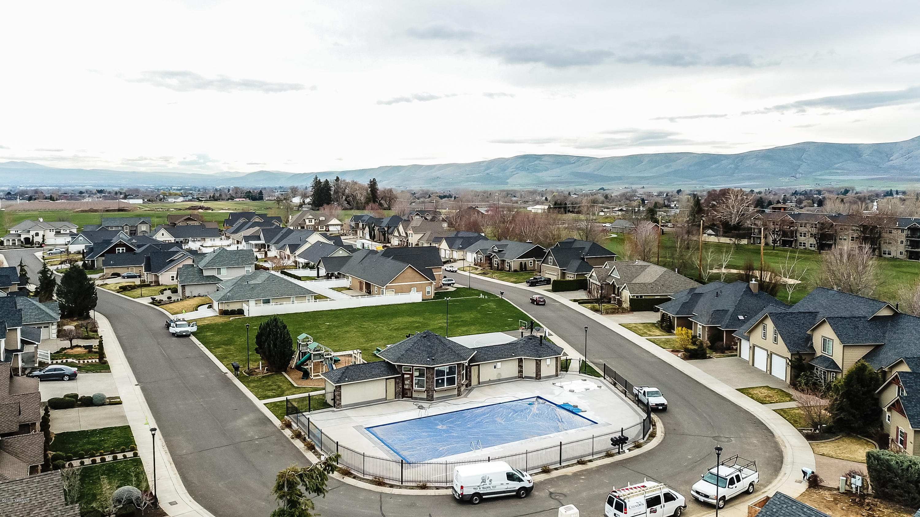 9202 Coolidge Road Yakima, WA 98903 - Photo 44 of 45 a view of a balcony with lake view and mountain view