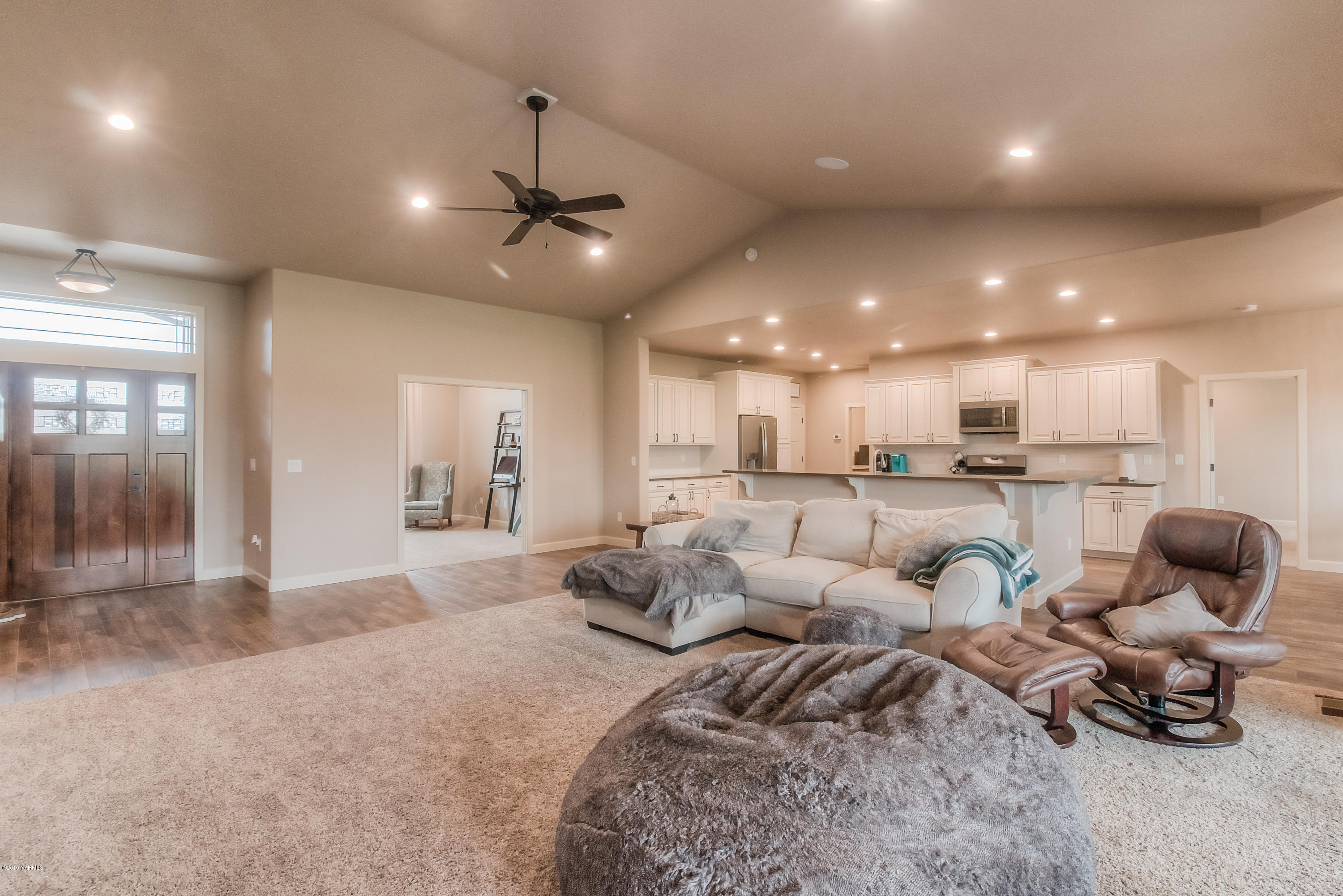 9202 Coolidge Road Yakima, WA 98903 - Photo 6 of 45 a living room with furniture and kitchen view