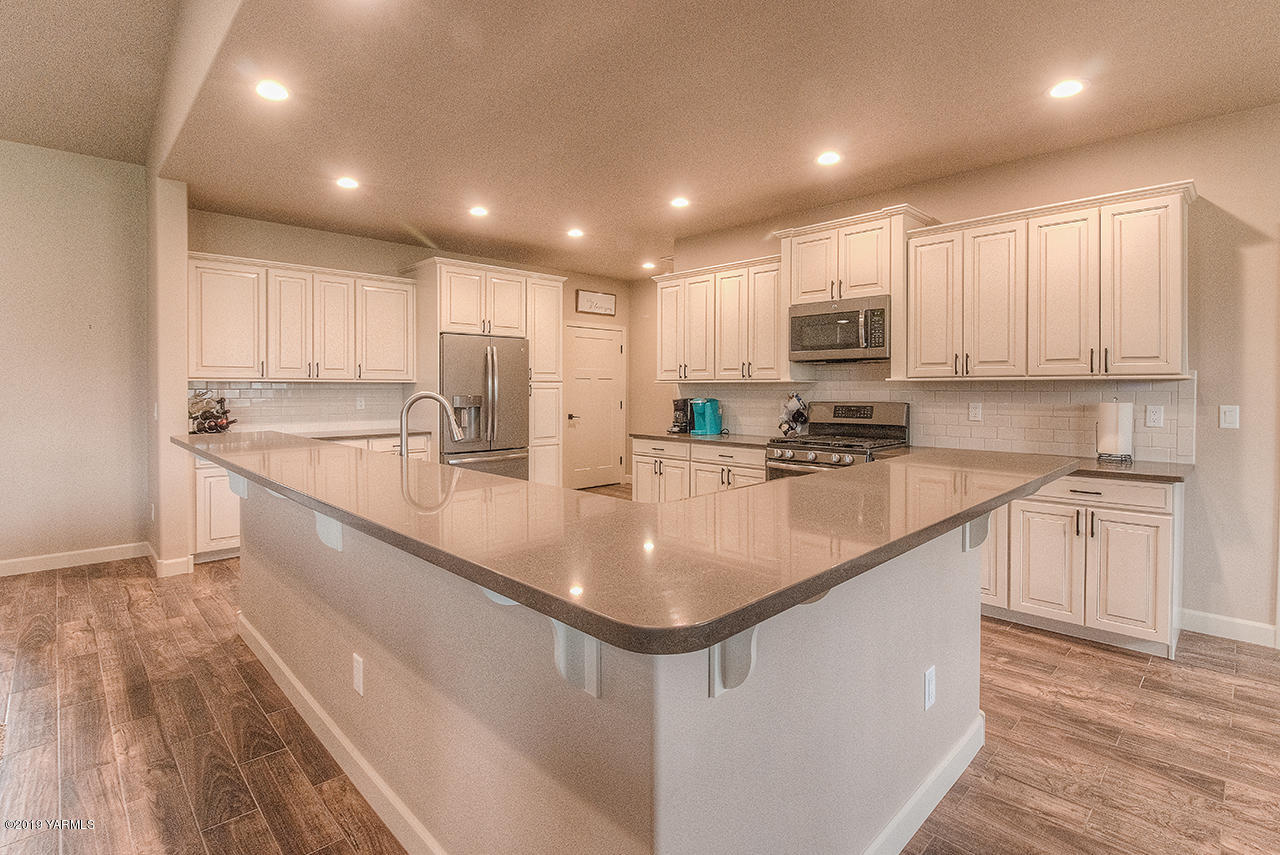 9202 Coolidge Road Yakima, WA 98903 - Photo 9 of 45 a kitchen with stainless steel appliances granite countertop a sink a stove and a refrigerator