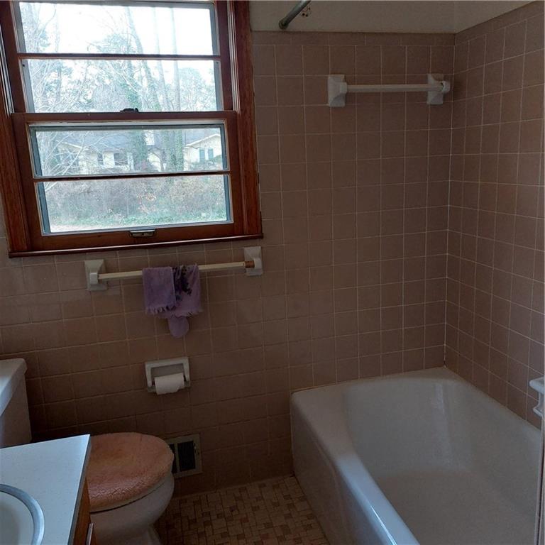 1803 Hasty Road Marietta, GA 30062 - Photo 14 of 23 a view of a bathroom with a tub