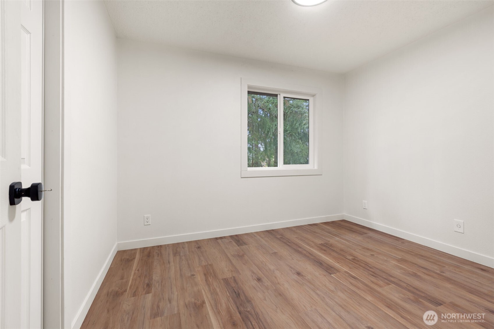 400 Ogden Road Castle Rock, WA 98611 - Photo 15 of 30 wooden floor in an empty room with a window