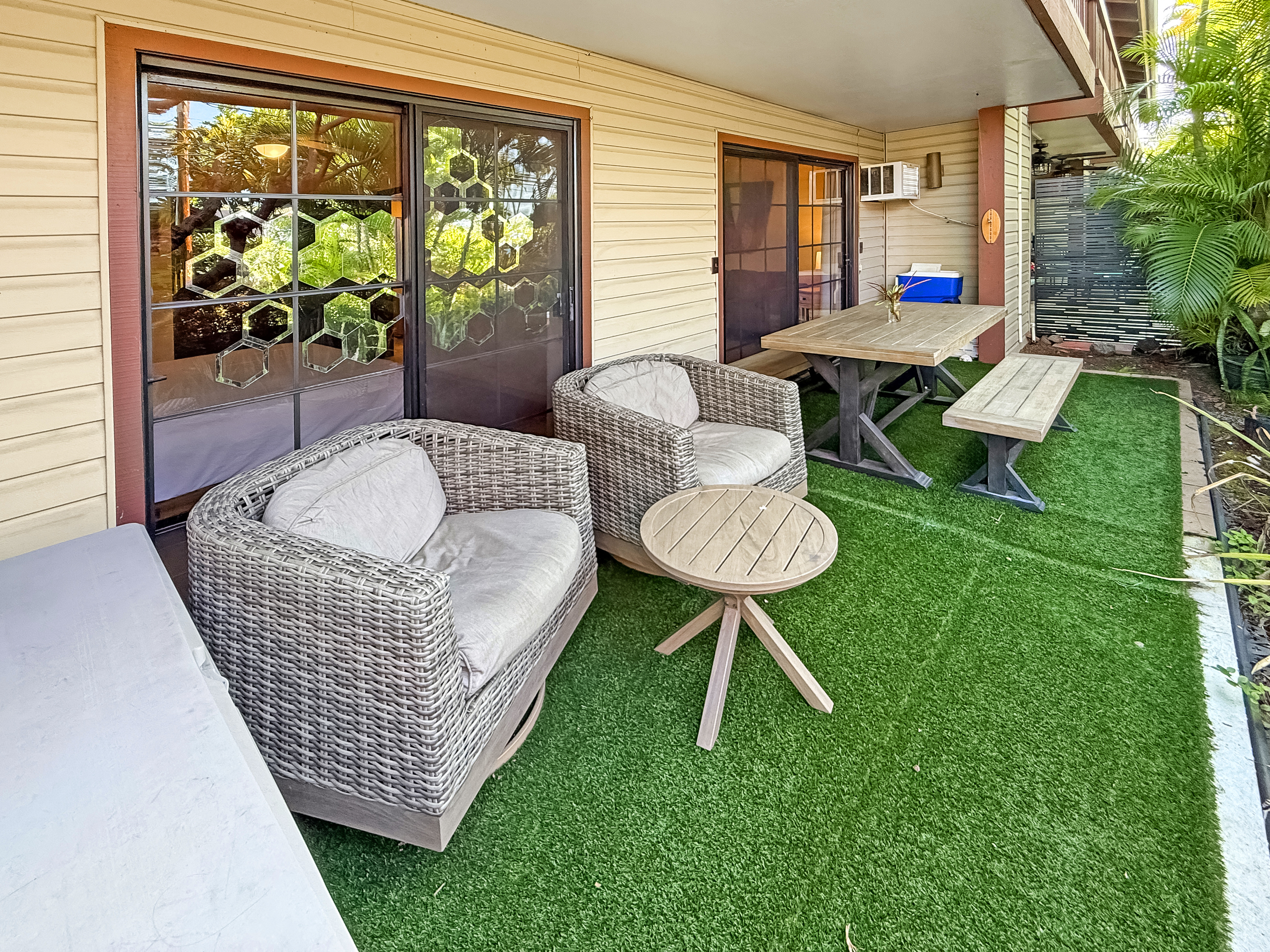 75-123 Lunapule Road, Unit 104 Kailua-Kona, HI 96740 - Photo 12 of 30 a living room with furniture and a large window