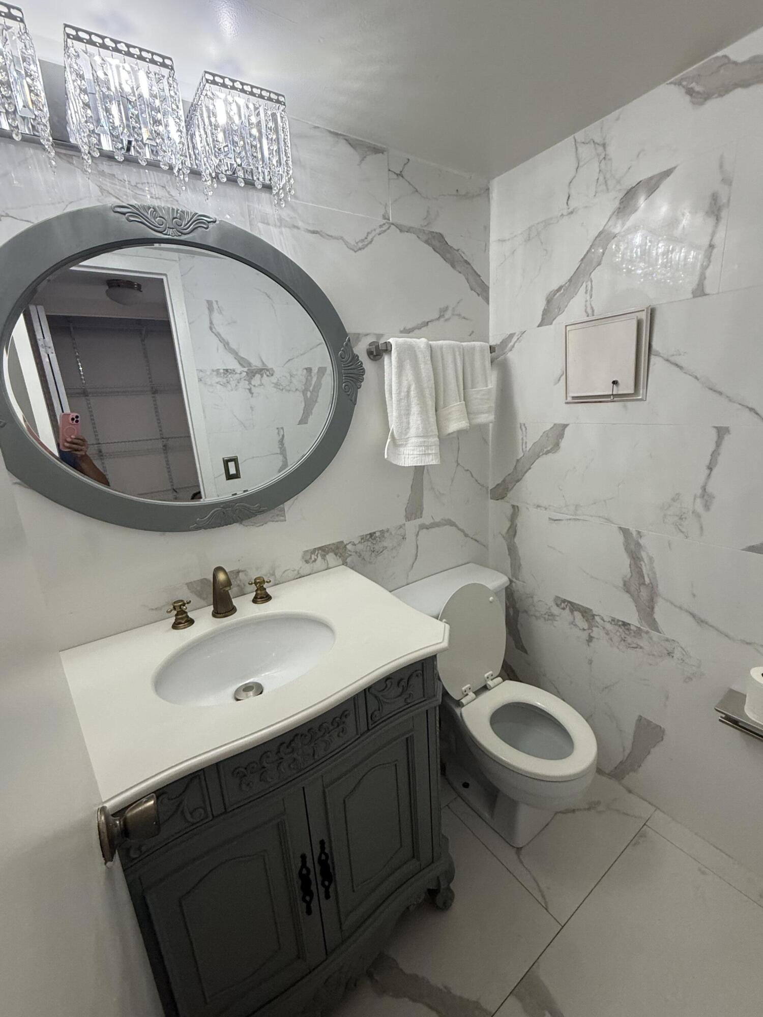 314 Dorset H Boca Raton, FL 33434 - Photo 6 of 10 Bathroom 1