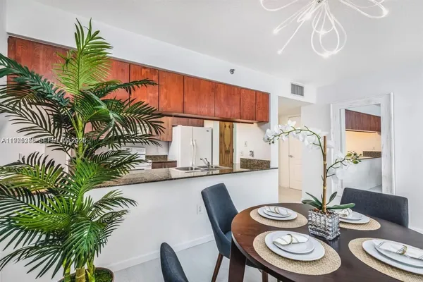 $3,250 | 1200 Brickell Bay Drive, Unit 1808, Miami, FL 33131