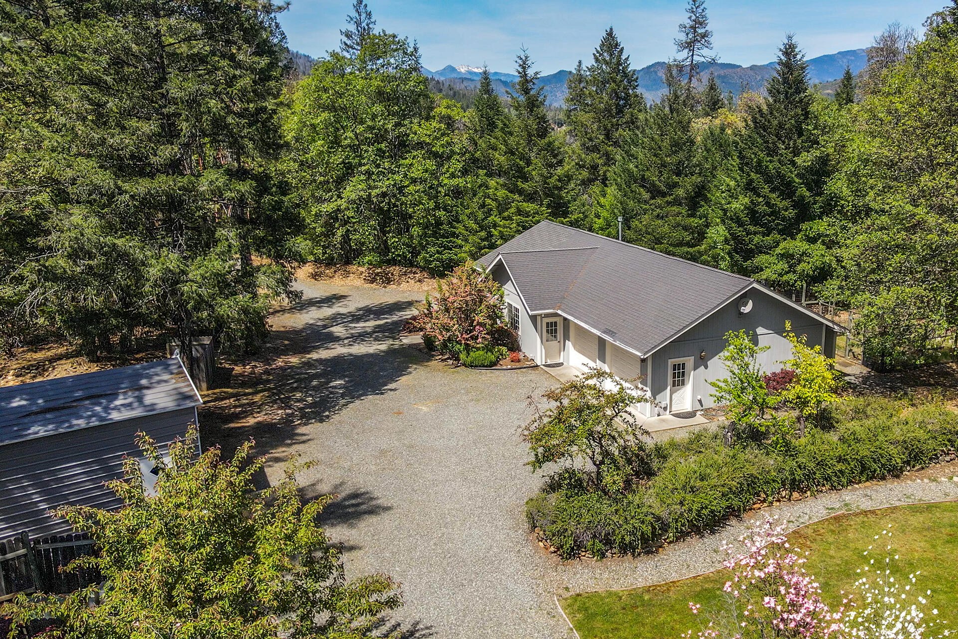 2051 Sky Ranch Road Junction City, CA 96048 - Photo 4 of 83 0003