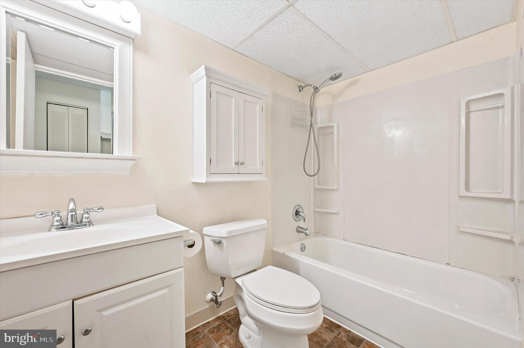 400 Glendale Road, Unit F13 Havertown, PA 19083 - Photo 9 of 17 Primary full bath