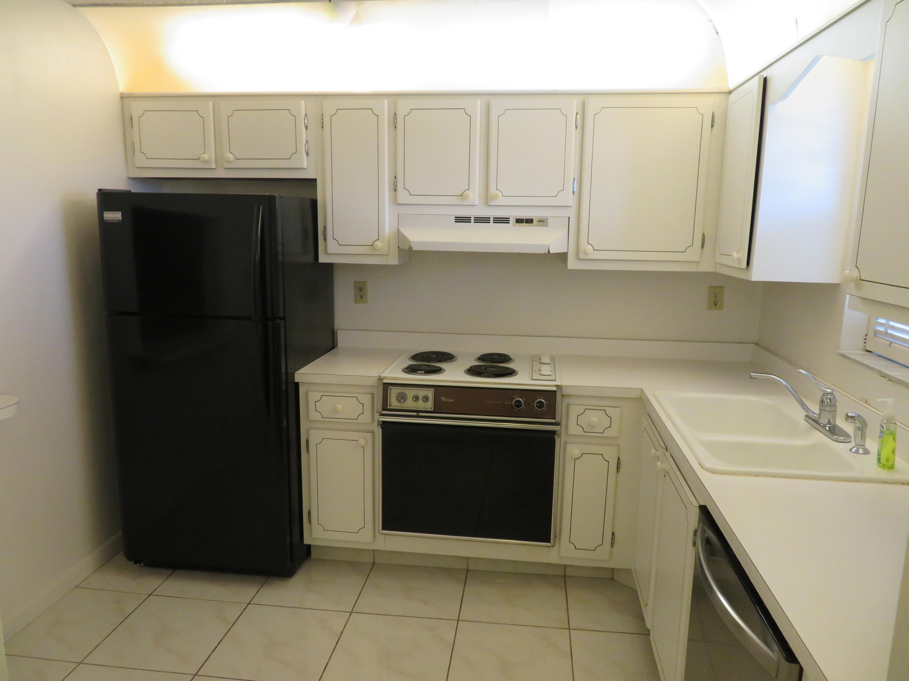 9233 Southwest 8th Street, Unit 409 Boca Raton, FL 33428 - Photo 25 of 40 34 9233-409 Kitchen