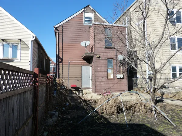 a front view of house with yard