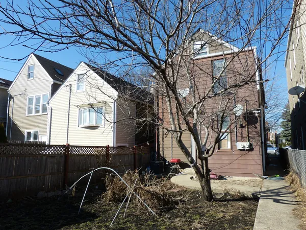 a view of a back yard