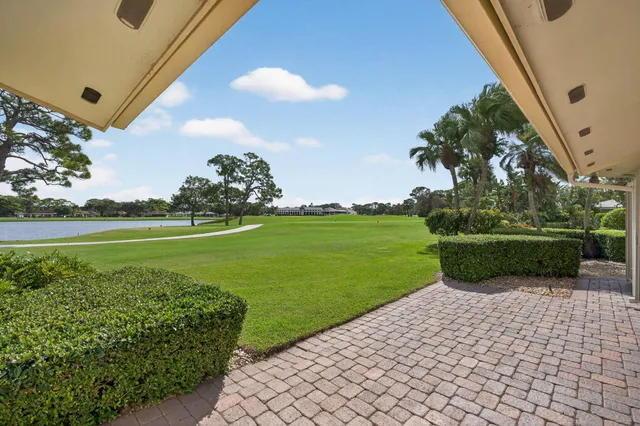 $945,000 | 13872 Greensview Drive, Palm Beach Gardens, FL 33418