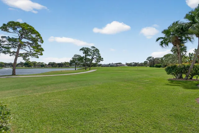 $945,000 | 13872 Greensview Drive, Palm Beach Gardens, FL 33418