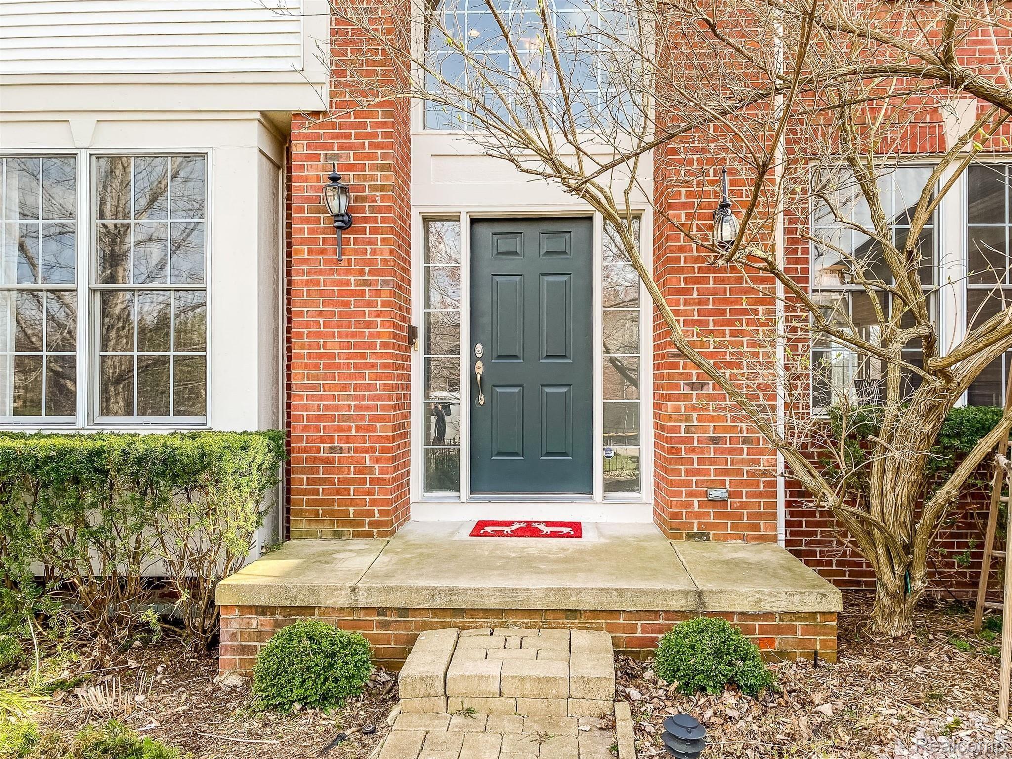 632 Bliss Drive Rochester, MI 48307 - Photo 4 of 41 front yard 5.jpg