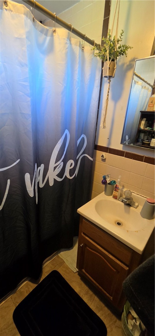385 Fernwood Avenue Rochester, NY 14609 - Photo 14 of 28 First Floor Full Bathroom