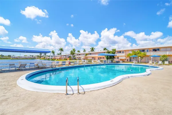 $1,750 | 725 Southwest 11th Avenue, Unit 6F, Hallandale Beach, FL 33009