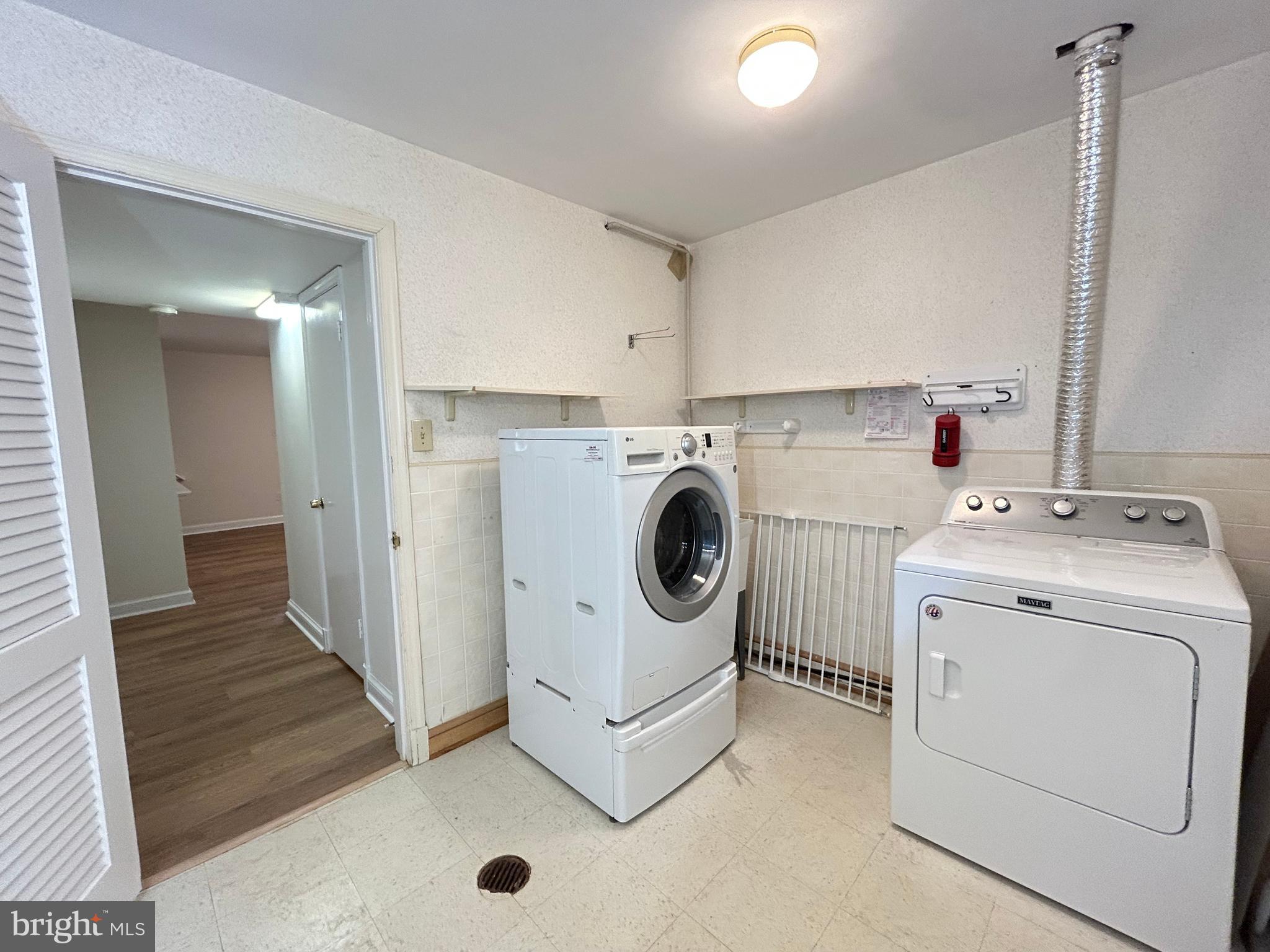 851 Canal Drive McLean, VA 22102 - Photo 29 of 50 a utility room with dryer and washer