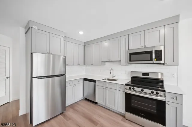 $2,350 | 369 18th Avenue, Unit 404, Newark, NJ 07108