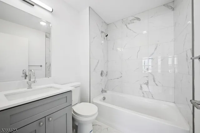 $2,350 | 369 18th Avenue, Unit 404, Newark, NJ 07108