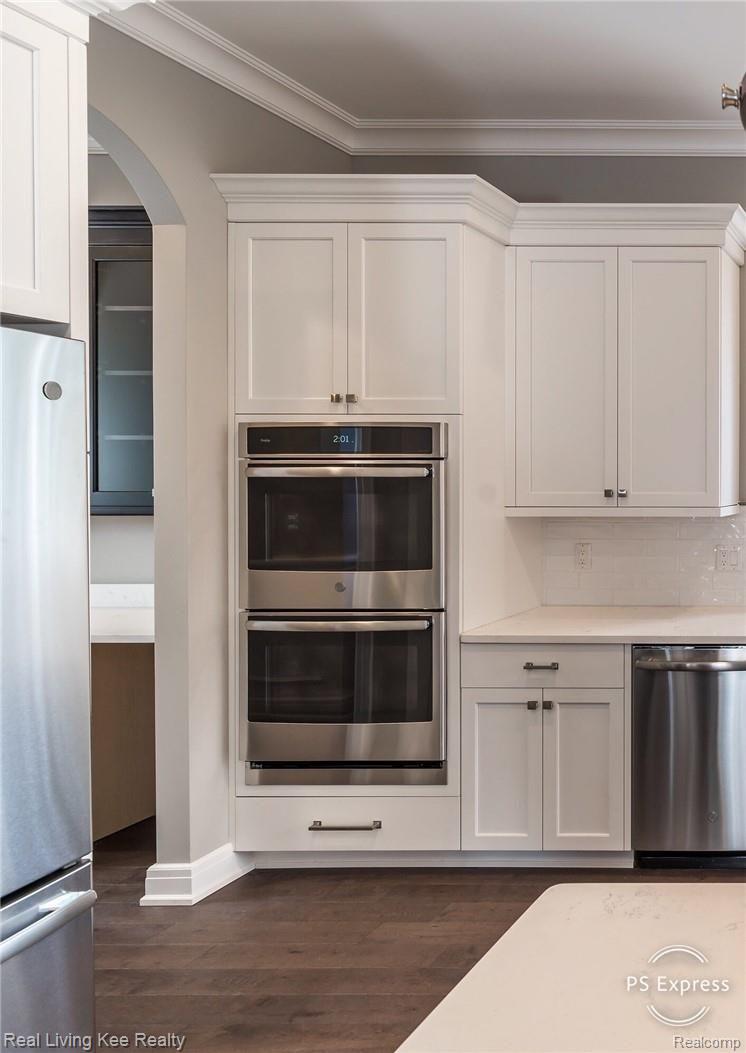 540 West 2nd Street Rochester, MI 48307 - Photo 9 of 51 oven.jpeg