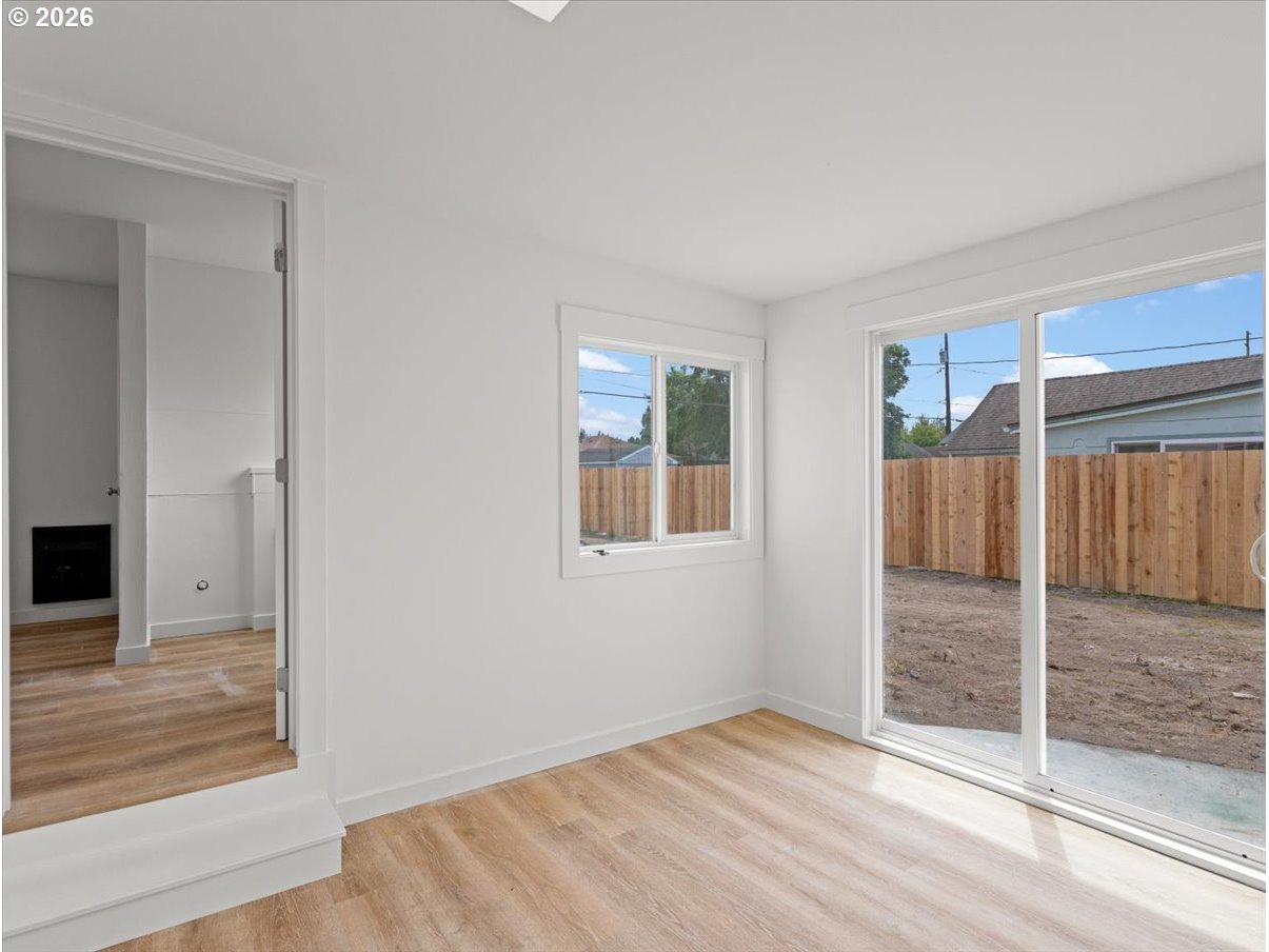 440 25th Avenue Longview, WA 98632 - Photo 13 of 27 an empty room with windows