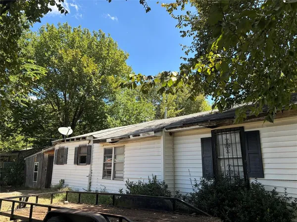 a view of a house with a backyard space